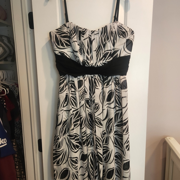 White House Black Market Dresses & Skirts - WHBM Knee Length Strapless dress with removeable adjustable straps Size 14  EUC